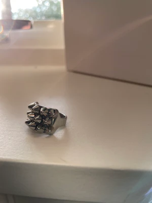 Edblad ring - Säljer nu min silvriga Edblad ring då den inte kommer till användning och den är för stor för mig 😊 storlek L. Jag har använt den cirka 5 gånger, inga skador eller så på den🥰köptes för 400kr🪩 köparen står för frakten!