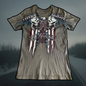 Xtreme Coutore By Affliction - Asfet Xtreme coutore tröja som jag knappt använder längre. Den har några små typ blekningsmedel fläckar uppe vid kragen och lite där bak men dom syns knappt. Xtreme couture är Afflictions andra märke🎃🎃swag som fan🤙🏻🤙🏻
