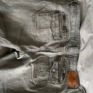 jeans!! - gråa,fina jeans🩶 har hål och slits😍 hittar tyvärr ingen storlek, men jag är 172 och de är bra i längden men för stora i midjan!🩶🩶