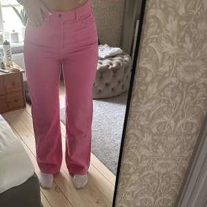 Regular wide rosa jeans från BikBok. Använda bara några gånger så de är i bra skick.  Jag är 178 cm och de passar mig i längden. Storlek:  Waist: 32 Length:32 