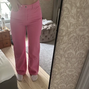 Jeans  - Regular wide rosa jeans från BikBok. Använda bara några gånger så de är i bra skick.  Jag är 178 cm och de passar mig i längden. Storlek:  Waist: 32 Length:32 