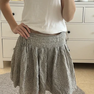 Mönstrad kjol med knytning 💋 - Köpt second hand men i bra skick och har en knytning på båda sidorna 💗
