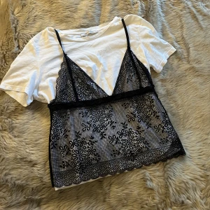 Topp från zara - En söt vit topp med svart enskild spets på, banden sitter fast vid axeln. Köpt från zara. Storlek S . I använt skick men fortfarande lika fin.