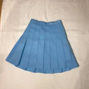 så fin tenniskjol i ljusblått, sista bilden visar rätt färg. finns en insydd resår som gör kjolen mindre så eventuellt kanske den behöver sprättas men den är stretchig så förhoppningsvis inte! Från märket ”chuu meets wc” vilket är japanskt 💙🎀