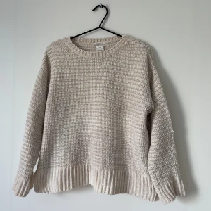 Stickad kofta - Fin stickad kofta från zara med gulddetaljer.