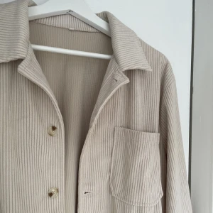 Beige jacka - Beige vår/höst jacka/overshirt. Mycket bra skick🤍