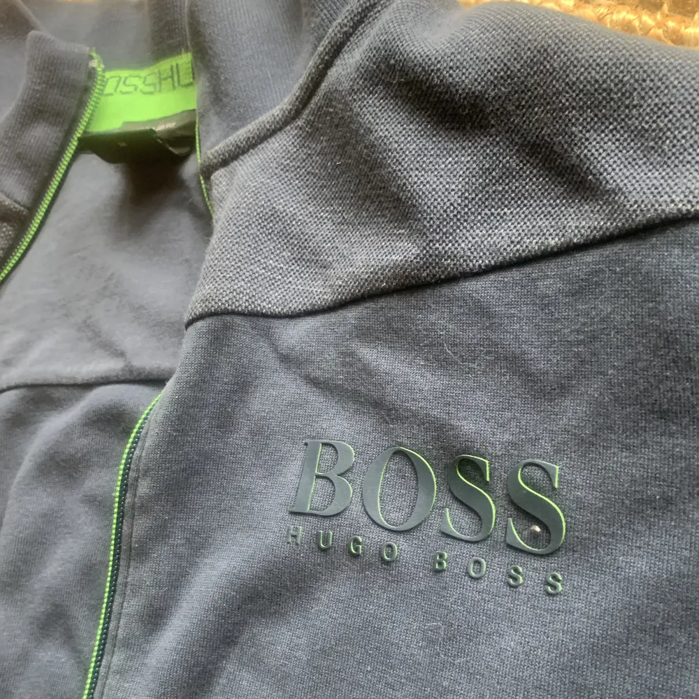 Hugo boss zip tröja. Storlek M. 9/10 skick.. Hoodies.