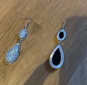 Örhängen  - Eleganta örhängen. Aldrig använd. Vet inte Orginal priset då jag hitta de hemma.