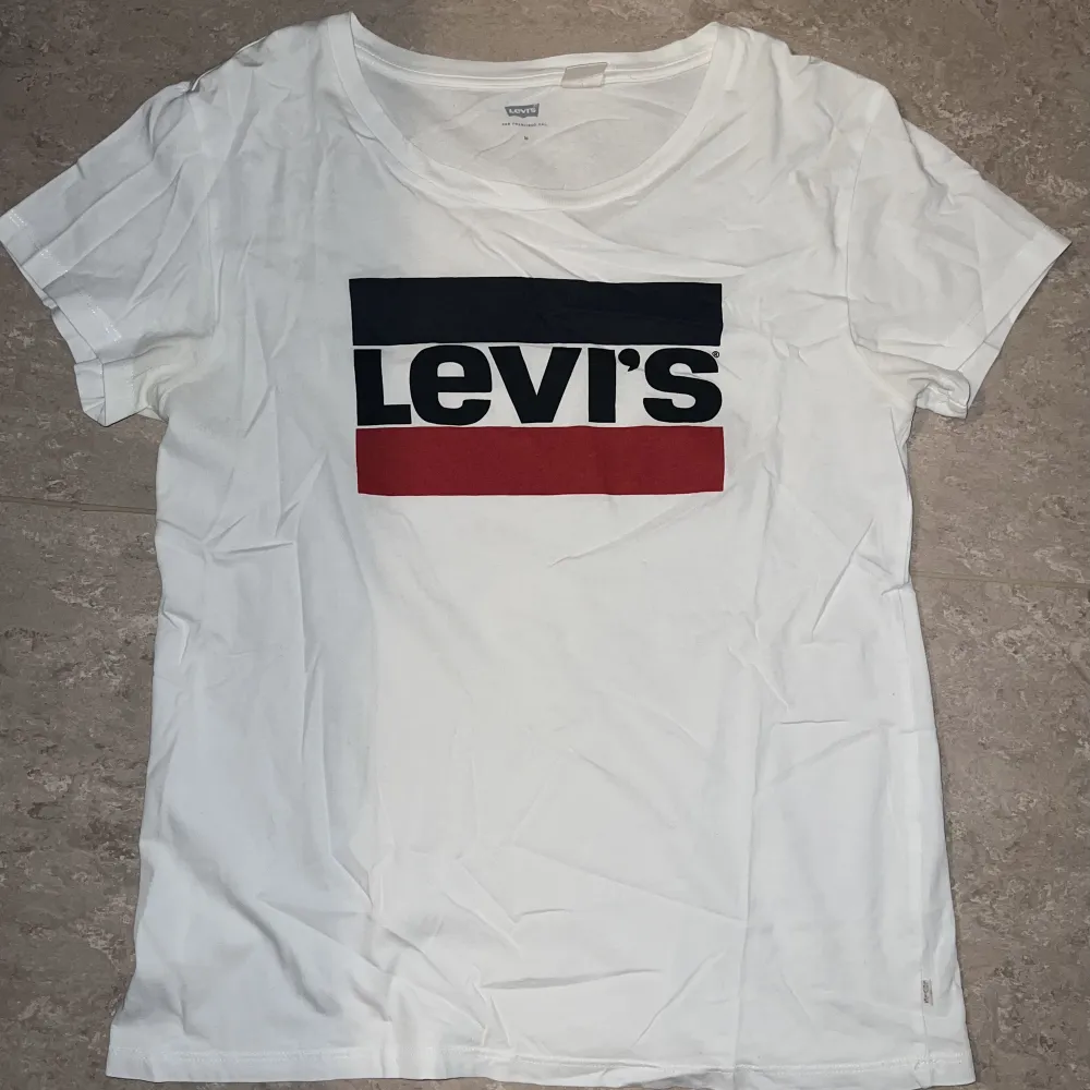 Vit Levis T-shirt i storlek M för kvinnor. Skickar bild med den på via dm om det behövs. I bra skick utan defekter. . T-shirts.