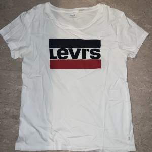 Vit Levis T-shirt i storlek M för kvinnor. Skickar bild med den på via dm om det behövs. I bra skick utan defekter. 