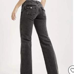 Säljer dessa typ helt nya levis noughties boot jeans då jag tkr de är förkorta trots uppsprättade. Nypris: 1419kr! De är helt slutsålda och eftertraktade!💕