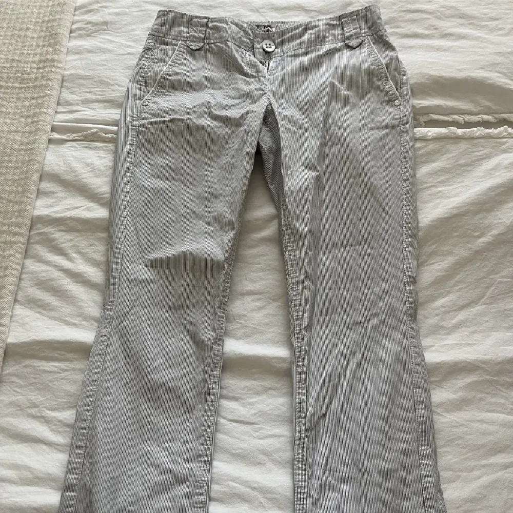 Superfina randiga lågmidjade byxor som ja tyvärr inte får användning för❤️❤️. Jeans & Byxor.