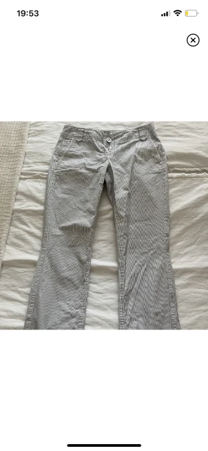 Randiga byxor - Superfina randiga lågmidjade byxor som ja tyvärr inte får användning för❤️❤️