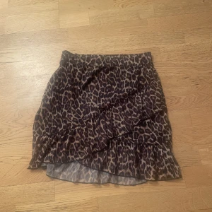 Kjol ifrån Nelly  - Säljer en kjol ifrån Nelly i storlek M . Sparsamt använd 