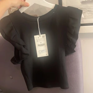 Zara topp - Helt ny zara topp i strl M, men skulle säga att den är mer som Xs. Ganska tjat!🤗🤗Brukar ha Xs eller S och den passar perfekt. Har för mycket kläder så jag behöver rensa ut lite.
