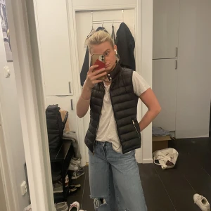 Väst  - Väst från zara i storlek S Dragkedjan har tappat lite färg och fickorna är lite trasiga. Annars bra skick. 