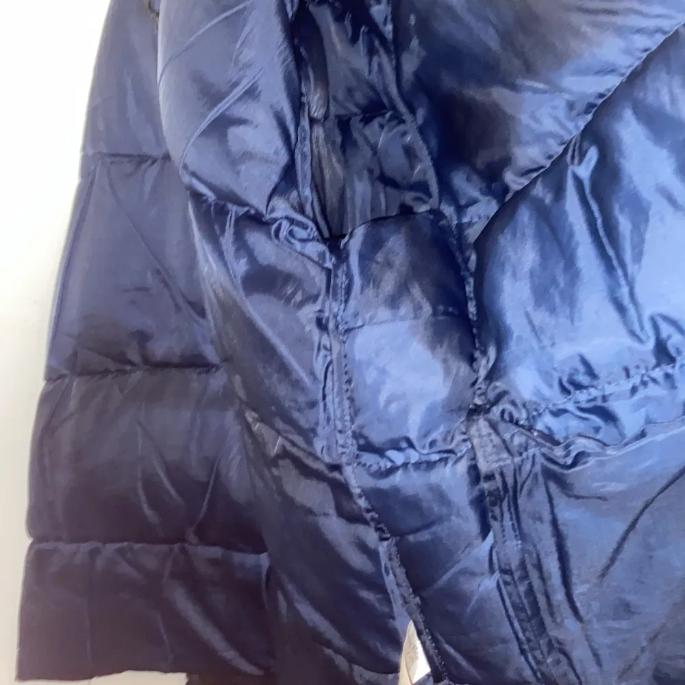 Säljer min polo club jacka typ helt ny haft den en vinter ny pris 1300 den är mörkblå. Jackor.