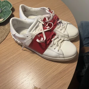 Valentino skor storlek 43 - Säljer dessa valentino skor i storlek 43, lite smutsiga och tecken på användning finns, men fortfarande mycket kvar att ge.  