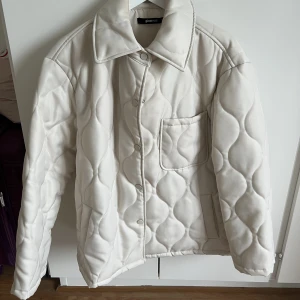 Beige höstjackan  - Jacka från Gina tricot, använd fåtal gånger 