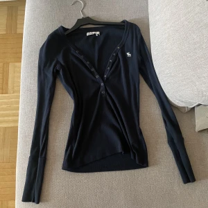 Tröja - Marinblå tröja som inte kommer till användning 