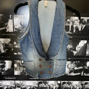 Jeansväst  - Snygg trendig jeansväst! Pris kan diskuteras vid snabb smidig affär