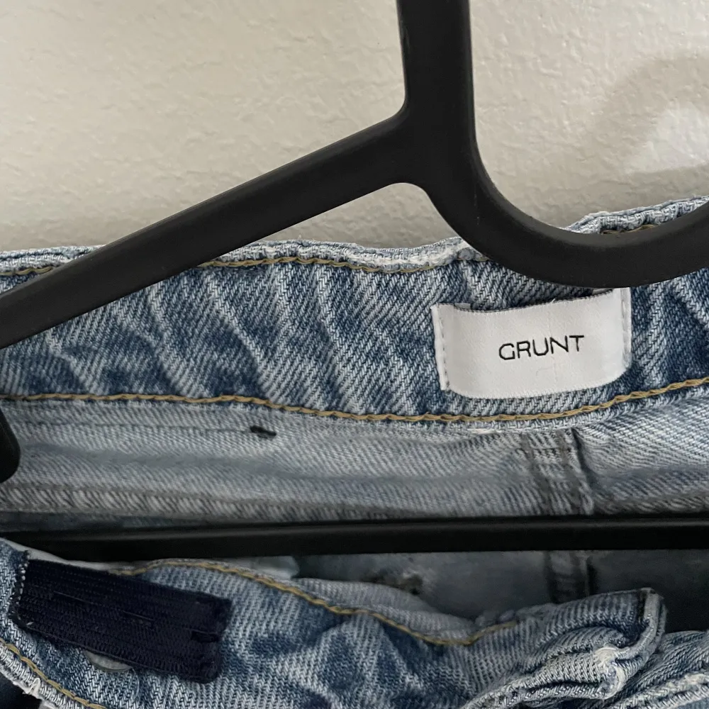 Snygga jeans från grunt. Köpta för 600/700, säljer för 150kr.. Jeans & Byxor.