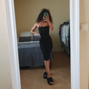 Klänning - Simpel cocktail klänning, har små fel som inte syns i helhet (se bild 1&2) 