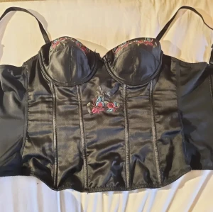 Svart korsett - Finaste korsetten! Var ute i god tid och köp din outfit till Halloween. 🎃Verkligen perfekt att ha på Halloween fest. Den är bekväm att ha på sig och går bra att andas i. 😅 Har en trasig söm men det fixas lätt med några stygn! Pris kan disskuteras. 🩷