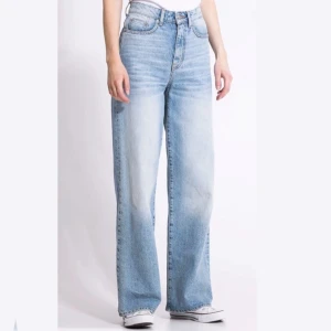 Jeans  - Jättefina helt oanvända jeans från Lager 157, endast provade en gång. Modellen är boulevard och tyvärr är de för stora för mig. Har försökt ta ner midjan en gång men jag avbröt det så tyget skadades inte och passformen är densamma. Köptes för 300kr.