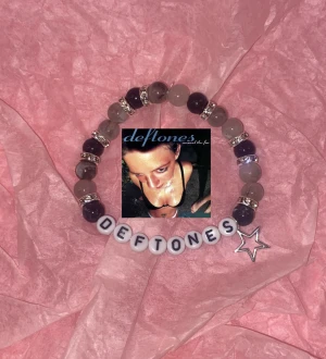 Deftones - Mät din handled så gör jag ett armband som passar just för dig! Du kan välja färg och namn på pärlorna! ❤️