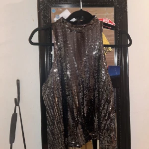 Glitter top - Storlek S men skulle säga mer M, fin glittertop för tex nyår🎉