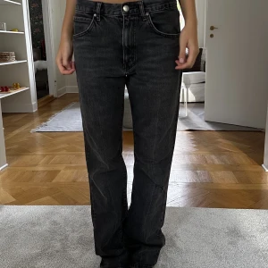 Jeans - Coola svarta jeans, det perfekta basparet!!! Baggyfit på xs-s💥