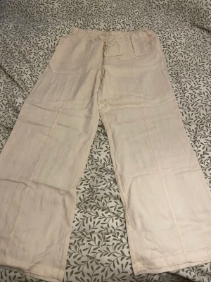 Kostymbyxor/linnebyxor - Kostymbyxor/linnebyxor men snörning i midjan. Super fint skick, använd 2-3 ggr. Storlek L. Från Zara. 200kr