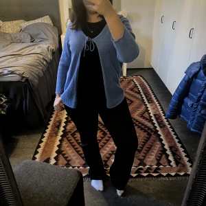 Kofta - As fin kofta, använd 1 gång så i väldigt gott skick, säljer pga att den inte kommit till någon användning (köparen står för frakten) den är i storlek L men passar en M💓💓