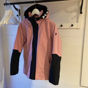 Peak performance skidjacka Stl 170 - - Peak Performance Rider Ski Insulated 2L Jacket Junior - Nypris 2490 kr - Snölås - förhindrar kall snö (och drag) på ryggen - Vindtät - Vattentät 10 000 mm - Tätade sömmar - Andas - Använd endast ett sportlov, inga tecken på användning!