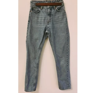 Monki kimono jeans  - Ljusblåa Monki kimono jeans storlek W26 (EUR34) Superlite slitage mellan benen (se bild 3) annars exemplariskt skick! 