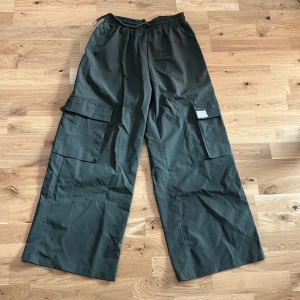 Cargopants - Storlek S/36 Plastigt tunnt material Sköna och luftiga