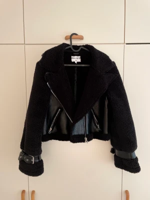 Cool oversize jacka - Sparsamt använd.  Faux päls/läder!