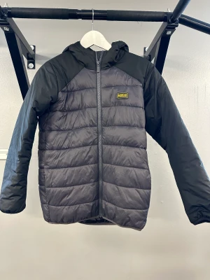 Barbour - Lättvikts dunjacka från Barbour i mycket fint skick. Storlek 12-13 år.