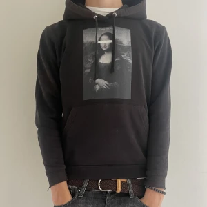 The cool elephant hoodie - Säljer en najs hoodie från the cool elephant med ett motiv på Mona Lisa! Jag säljer den pågrund av att den är för liten! Skicket är helt okej med lite mindre skador! Kontakta gärna mig för fler bilder eller om du är intresserad