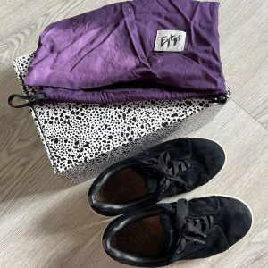 Eytys - Säljer mina svarta eytys med snören. Köpte dessa i vintras men inte mycket använda 