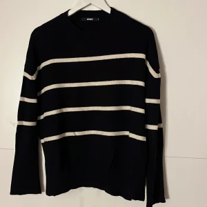 Randig tröja  - Stickad tröja från bikbok storlek S, aldrig använd 