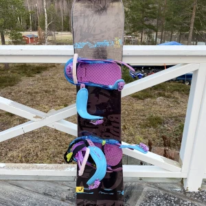 Snowboard  - En superfin snowboard 130cm och i fint skick och noggrant skött. Använd ett fåtal gånger och stått stått i ett förråd stor del av tiden.  Bara att fråga om det är något och pris kan diskuteras 