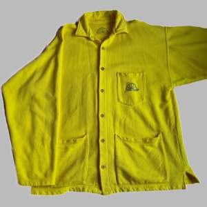 En skitsnygg gul oversized Acqua Limone-skjorta i rätt tjockt material. Märkt strlk M, men är som sagt stor i storleken. Träknappar. Fint skick. Hade vart ett av mina favoritplagg om den inte var alldeles för stor på mig som är strlk S. 
