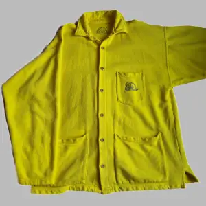 En skitsnygg gul oversized Acqua Limone-skjorta i rätt tjockt material. Märkt strlk M, men är som sagt stor i storleken. Träknappar. Fint skick. Hade vart ett av mina favoritplagg om den inte var alldeles för stor på mig som är strlk S. 