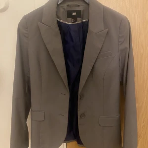 Grå kavaj - Grå oversize kavaj beroende på hur man vill att den sitter. Bra skick