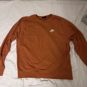 Orange Nike tröja - Säljer min orange Nike tröja eftersom jag aldrig använder den. Använd ett få antal gånger och är i väldigt bra skick! Den är storlek M men är lite större i storlek. Skriv om du har några fungerar!!! 🤗