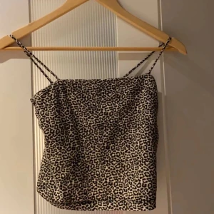 Linne - Storlek XS Linne från Gina Tricot i fint skick.  Säljes för 50kr - Fraktavgift tillkommer😊