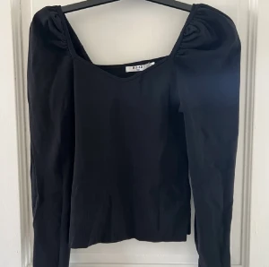 Stickad topp - Stickad topp från nakd med puffärmar! Aldrig använd💜