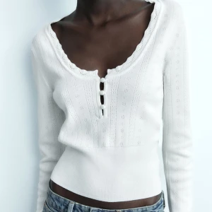 Broderad tröja från Zara - Säljer min broderade tröja från zara, aldrig använd💕 